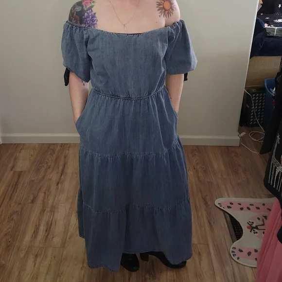 She+Sky Coastal Cowgirl Off-Shoulder Tiered Denim Maxi Dress With Pockets - Picture 2 of 7